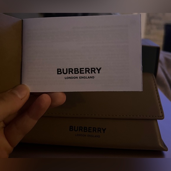 Burberry NEVER WORN cat eye sunglasses - Picture 5 of 9